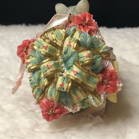 Vintage 2001🎶Music Box Company~Christmas Medley~Ceramic~Kitten Inside A Gift Box - Picture 7 of 15